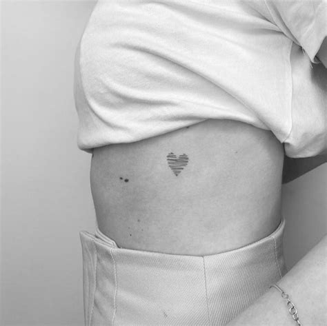 tatuajes pequeos en el pecho|95 Ideas de tatuajes para el pecho